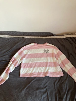 Randig tröja från h&m - Säljer en rosa/vit randig tröja från h&m. Använd bara några gånger men det är inget som märks💗