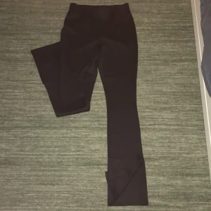 Svarta flare tights - Ett par svarta utsvängda tjockare thigts med slit längst ner. Kan vikas ner till lowwaist. Lappen kvar, aldrig använda. Säljer för att d inte passar 💕 