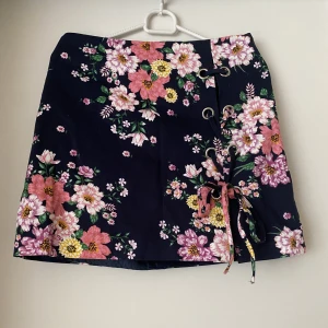 Blommig kjol - Gullig kjol från hm. Fick den i present och den anvädes aldrig pga passade inte min stil