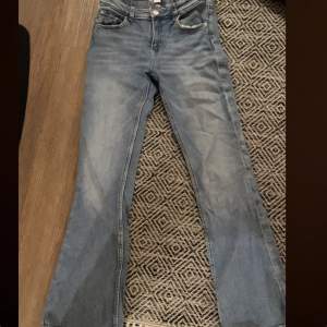 Lågmidjade bootcut jeans från Gina tricot Young i storlek 152, säljer pga att dem är för korta💕 Använda några gånger men har inga hål eller andra skador🥰