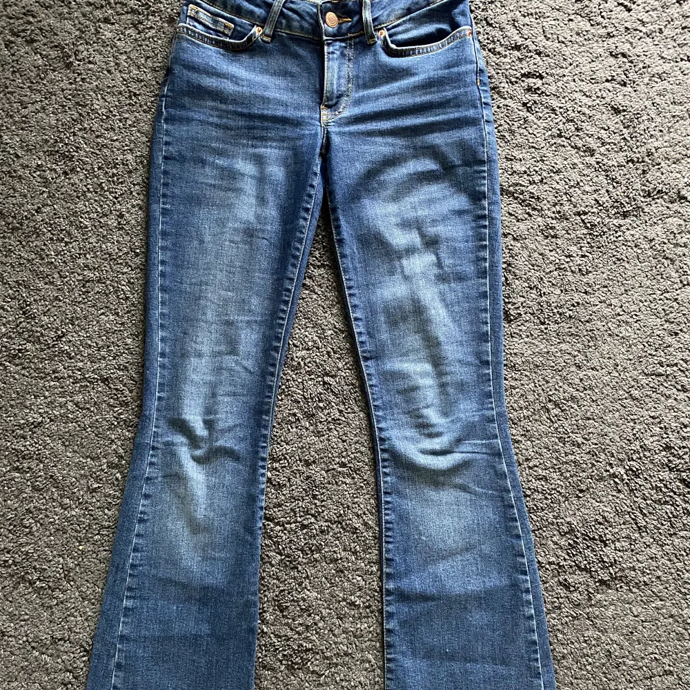 Jättefina lägmidjade bootcut jeans från vero moda, säljer då de inte kommer till användning! Köpta för ca 500 men sparsamt använda och ing defekter😁 storlek 26x32 och passar mig som är 170 och vanligtvis har xs-s💓💓 (använd gärna ’köp nu’). Jeans & Byxor.