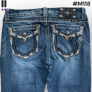 M118 lågmidjade bootcut missme jeans  - MissMe jeans i model Slim Boot 💜 Tag 30W 💜Midja (rakt över) 38cm 💜 Innerben 74cm 💜 Ytterben 97cm 💜 Benöppning 21cm 💜  💜Våra mått blir W=29, L=29 💜 Men jämför alltid måtten💜M118