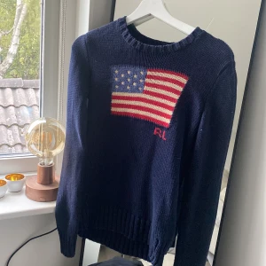 Ralp Lauren  - Marin blå Ralph Lauren tröja i bra skick. Säljs pågrund av för liten storlek för mig. Nypris 4000kr🩷