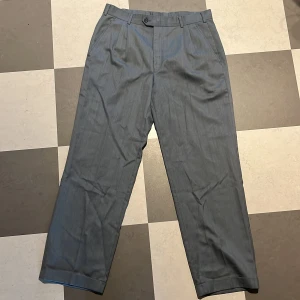 Kostym byxor - Fina kostymbyxor utan märke. 10/10 skick, använt 1-2 ggr. Skriv om du har frågor:)