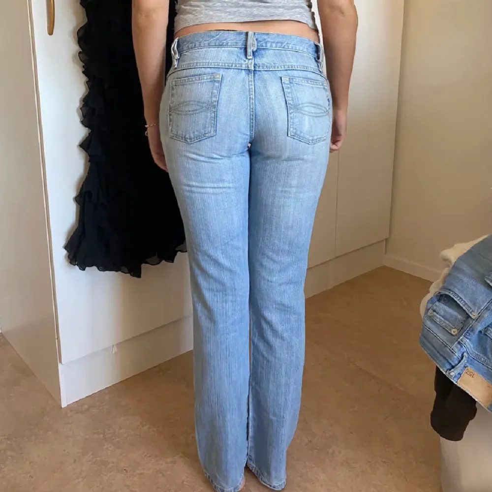 Säljer dessa jötte snygga jeans midjemått 76cm  innebenlägnd 80 cm lågmigade å sitter parfekt i längden tycker jag som är 170❤️❤️. Jeans & Byxor.