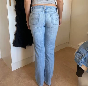 Jeans  - Säljer dessa jötte snygga jeans midjemått 76cm  innebenlägnd 80 cm lågmigade å sitter parfekt i längden tycker jag som är 170❤️❤️