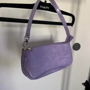 Lila handväska från SHEIN 