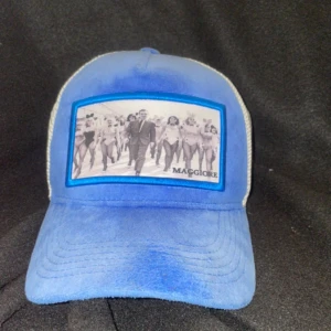 Blå maggiore keps - Hej, Säljer min blåa maggiore keps då jag inte använder den längre. På den tredje bilden så är de fredrik rinaldos/ Merch sweden attograf. 