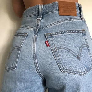 Levi’s High Loose Taper Jeans - Superfina High Loose Taper från Levi’s i storlek W25 L29! Använda ett fåtal gånger bara.  High waist. Nypris: 1349 Säljer då de aldrig kommer till användning 