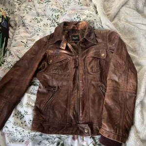 Skinnjacka  - Skinnjacka i strl S, äkta läder. Köpt secondhand. Fint skick!