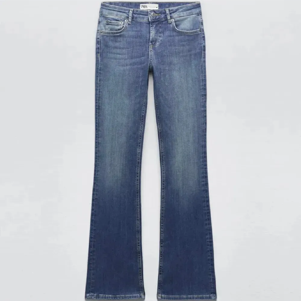 Bootcut jeans från zara. Väldigt bra skick. Säljer pga får ingen användning för dom. Lite långa på mig som är 1,60 . Jeans & Byxor.