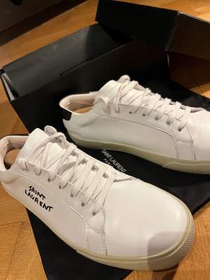 Tja, säljer dessa riktigt snygga o oldmoney skorna från Yves Saint Laurent. Skicket är 9/10. Skriv gärna för fler frågor/bilder(: