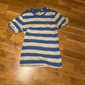 Levis t shirt  - Bra skick nästan aldrig använd 8/10 skick vet inte om den inte säljs längre men tror inte det