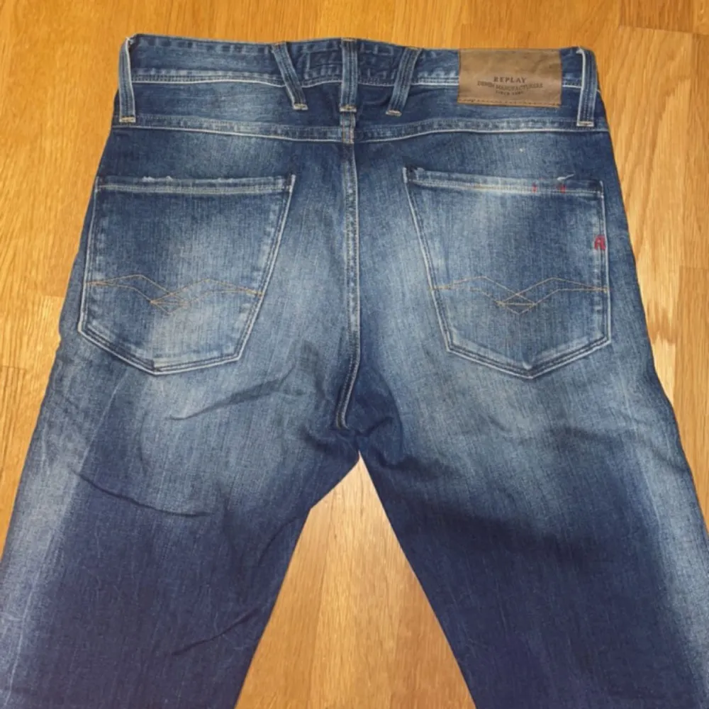 Säljer ett par ljusblåa Replay jeans som är aldrig använda. Storlek w28 L32. Jeans & Byxor.