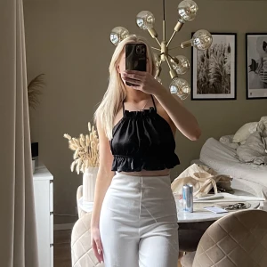 Svart topp - Svart top med öppen rygg