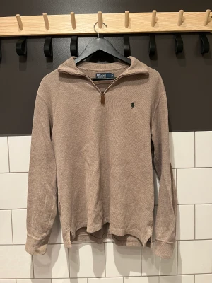 Ralph Lauren Half Zip - Snygg Polo Ralph Lauren Half Zip utan några defekter! Storlek S, passar M. Nypris 1500 kr, vårt pris 449 kr!
