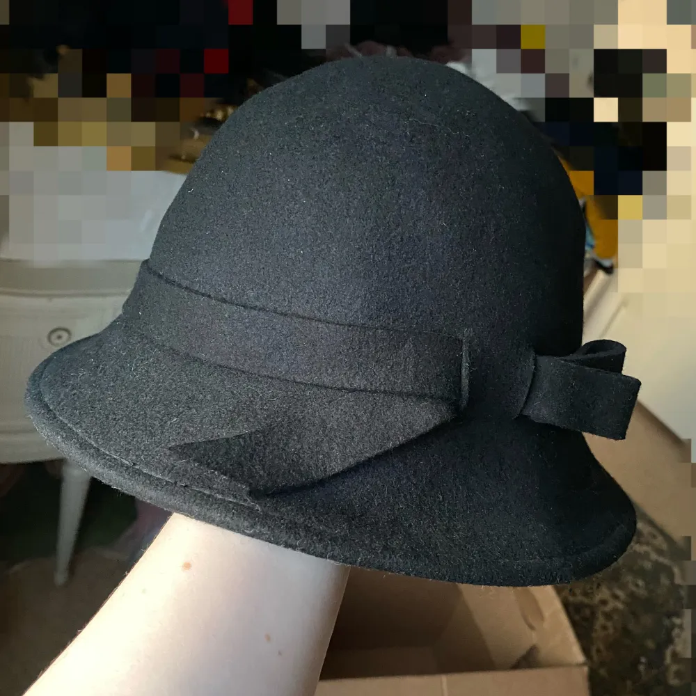 Gullig hatt, lite 20- 30-tals vibe🌹 Rekommenderar att mötas upp så inte formen skadas i paket. Passar medel till stort huvud. Övrigt.
