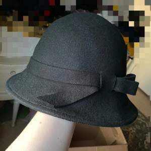 Gullig hatt, lite 20- 30-tals vibe🌹 Rekommenderar att mötas upp så inte formen skadas i paket. Passar medel till stort huvud