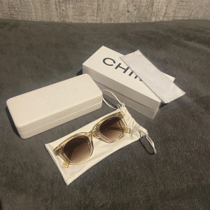 Chimi 02 Ecru - Säljer nu mina Chimi solglasögon, modell 02 i färgen Ecru. Dem är i nyskick skick då dem endast kom till användning 3 gånger. Allt ingår, fodral, låda och ny inplastad putsduk. Hör av dig om du är intresserad eller har frågor.