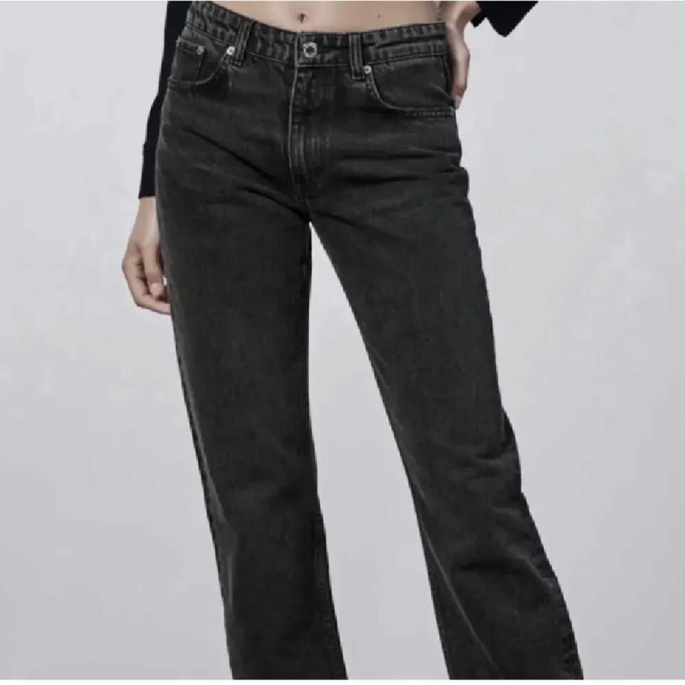 Snygga midrise jeans från zara som inte säljs längre. De är använda men fortfarande i väldigt fint skick. Hör gärna av dig vid intresse❤️. Jeans & Byxor.