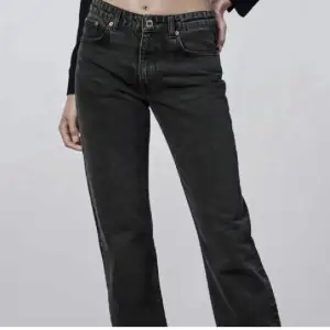 Snygga midrise jeans från zara som inte säljs längre. De är använda men fortfarande i väldigt fint skick. Hör gärna av dig vid intresse❤️
