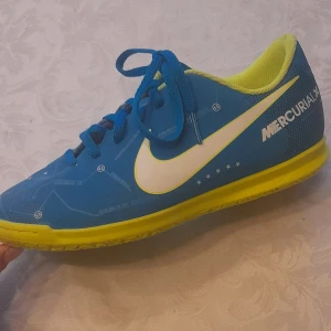 Fotbollskor  - Säljer dessa nya fotbollskor eftersom jag har andra. Köpta för 1200kr. Skriv om du undrar något!😊