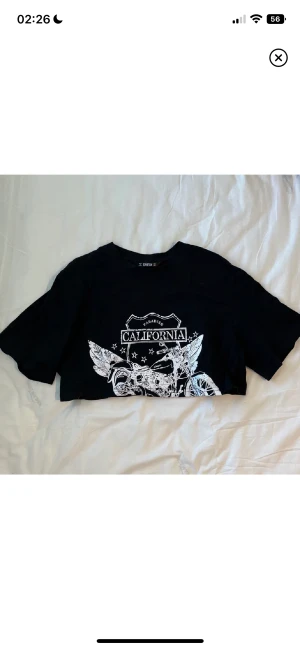 Croppad T-shirt - Svart croppad t-shirt, i nyskick💕Frakt tillkommer📦