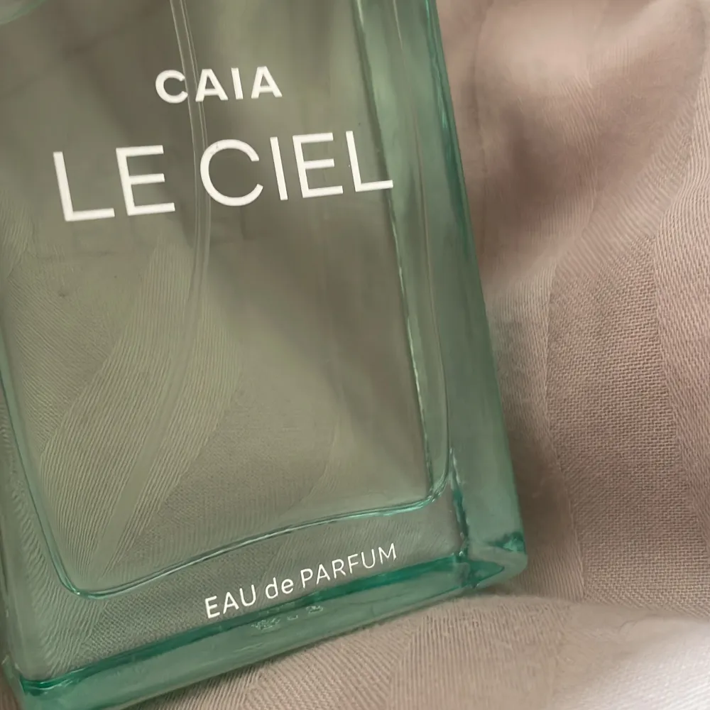 Säljer Caias le ciel parfym som är slutsåld, doften på parfymen är jättegod men dock så är det inte min typ av doft. Har bara tagit ett sprut från parfymen & det är 50 ml i flaskan💗💗hör av er för fler bilder på parfymen eller frågor!!🫶🏼. Accessoarer.