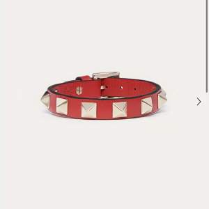 Säljer mitt valentino armband i rött, är i gott skick ordinarie pris 3000kr säljer för 2500
