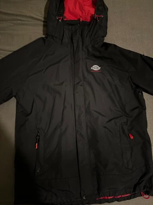Dickies jacka vindjacka - Bra skick, knappt använd. Strl M  Bra till hösten/våren