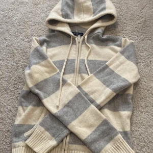 Brandy Melville Hoodie  - Köpt här på plick för ett tag sen men inte använd! Skriv för fler bilder :) 💕🎀