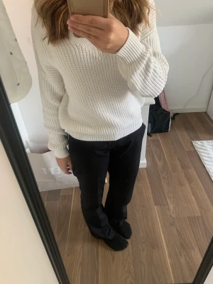 Vit stickad tröja  - Nästan helt oanvänd vit stickad tröja💘