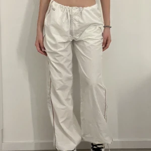 Track pants - Snyggaste Bella Hadid inspirerade byxorna med snygga röda detaljer. Dessa kan justeras i midjan🖤 Storlek 42 men jag på bilden har storlek 36 vanligtvis!