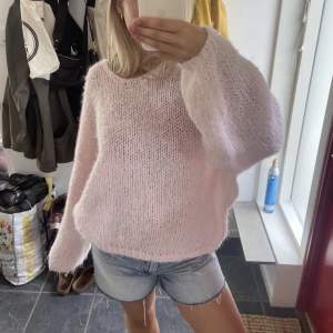 Rosa stickad tröja som passar oversize M ungefär, köpt här på Plick men den var lite för stor för mig så säljer den vidare. Lånade bilder.