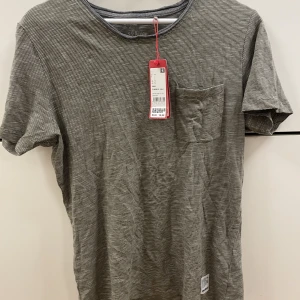 Randig tshirt  - Fin svart o vit randig tshirt. Ny med prislappen kvar, dvs superbra skick. 