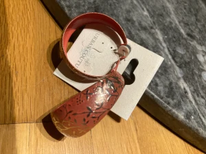 Örhängen  - Örhängen i orange metall 