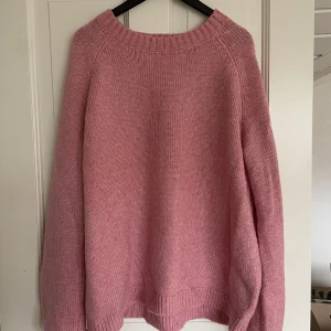 Stickad tröja - Rosa stickad tröja från Marks & Spencer i storlek M. 