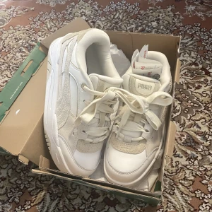 Skor / puma  - Säljer mina snygga Nya puma sneakers, använd en gång. Upptäckte sedan att dom var lite för små. Innermått 25,5cm, sitter som en strl 40    Nypris- 1179 Kvitto finns. Pris kan diskuterad vid snabb affär 