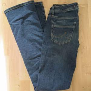 Ett par jeans från Ltb i modellen Valeri. De är anvädna en gång och är jätte bra skick. Priset är 450 men det kan diskuteras 