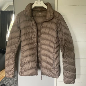 Uniqlo jacka - Hej! Säljer en supersnygg jacka från uniqlo. Färgen är ljusare i verkligheten, beige - brun, färg. Strl S. Super bra skick! Perfekt jacka nu till hösten💓