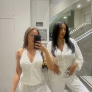 Vit halterneck top med öppen rygg knyter där bak  - Super fin vit halterneck top man knyter där bak med öppen rygg. Stl S. Säljer pga har två 