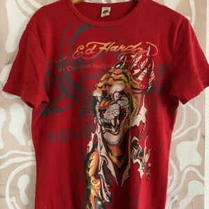 Ed Hardy t-shirt - Cool äkta ed Hardy t-shirt i bra kvalite. Storlek L men sitter fint overzised på m/s. Säljer då den inte kommer till användning.