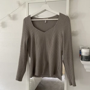 Tröja med hjärtformad urringning - Supersöt grå tröja från H&M. 
