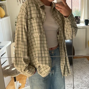 Rutig skjorta - En supergullig mintgrön skjorta!💚 Bra skick, utan defekter! Säljer då den är för stor.. storlek M, men jag skulle säga att den passar L också, beroende på hjr man vill att den ska sitta! Tveka inte på att fråga om priset!