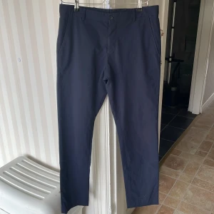 Selected kostymbyxor  - Sköna kostymbyxor från selected homme i mycket bra skick. Säljs pga för små. Passar dig om du använder S/M. Använde de när jag var cirka 1,70-1,75 lång.  Nypris: 799 kr Säljs för: 149 kr  Skriv vid frågor och annat:)