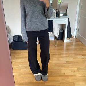 Kostymbyxor  - Såå snygga kostymbyxor från Bilbok i så tjockt och fint material. Tyvärr lite små för mig😓