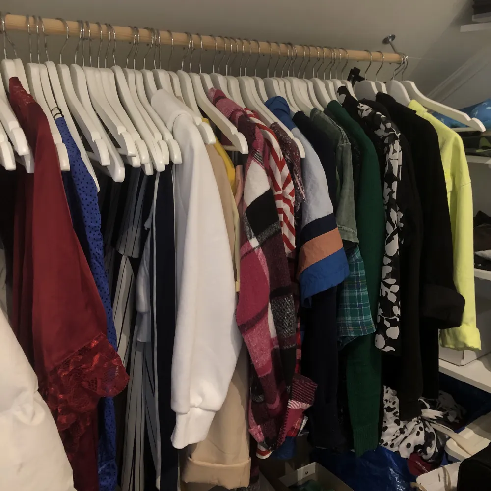 Rensar ut min garderob då jag ska flytta så säljer massa kläder som jag inte använder! . Övrigt.
