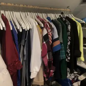 Rensar ut min garderob då jag ska flytta så säljer massa kläder som jag inte använder! 