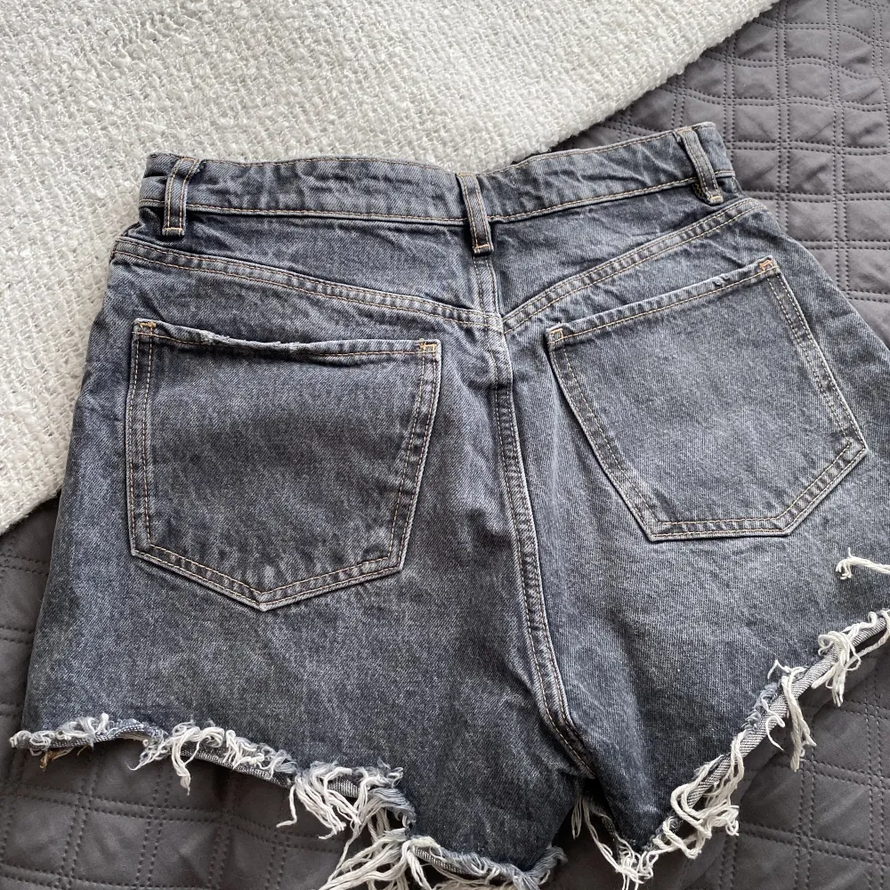 jättefina jeansshorts från zara, köpta förra året och är knappt använda 🤍 150kr + frakt 📦 . Jeans & Byxor.