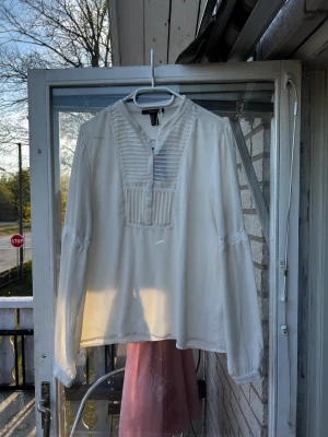 Blus - Oanvänd vit blus med lite spetsdetaljer🌸
